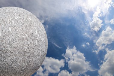 Gökyüzünün arka planında bulutlu büyük granit top 