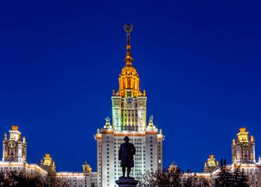 Sparrow Hills 'teki Lomonosov Moskova Devlet Üniversitesi' nin ana binası (sonbahar akşamı). Rusya 'nın en üst düzey eğitim kurumudur. Rusya 