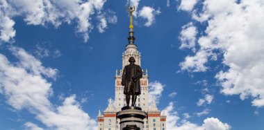 Moskova Devlet Üniversitesi 'nin (MSU) gökyüzünün arka planında Mikhail Vasilyevich Lomonosov (heykeltıraş N. V. Tomsky ve mimar L. V. Rudnev, 1953) anıtı görülüyor.  