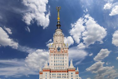 Sparrow Hills 'teki Lomonosov Moskova Devlet Üniversitesi' nin ana binası (gökyüzünün arka planı bulutlu). Rusya 'nın en üst düzey eğitim kurumudur. Rusya