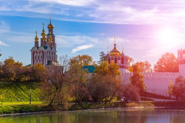 Novodevichy manastırı (Bogoroditse-Smolensky manastırı) güneşli bir sonbahar gününde. Moskova, Rusya. UNESCO dünya mirası sahası