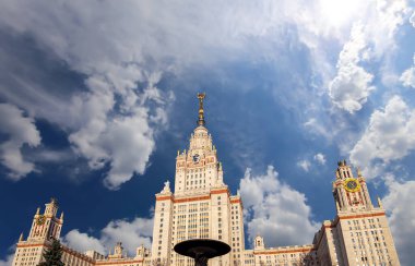 Sparrow Hills 'teki Lomonosov Moskova Devlet Üniversitesi' nin ana binası (gökyüzünün arka planı bulutlu). Rusya 'nın en üst düzey eğitim kurumudur. Rusya  