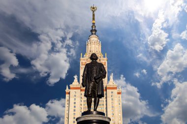 Moskova Devlet Üniversitesi 'nin (MSU) gökyüzünün arka planında Mikhail Vasilyevich Lomonosov (heykeltıraş N. V. Tomsky ve mimar L. V. Rudnev, 1953) anıtı görülüyor.  