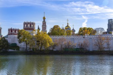 Güneşli bir sonbahar gününde Novodevichy manastırı (Bogoroditse-Smolensky manastırı) ve büyük Novodevichy göleti manzarası. Moskova, Rusya. UNESCO dünya mirası sahası