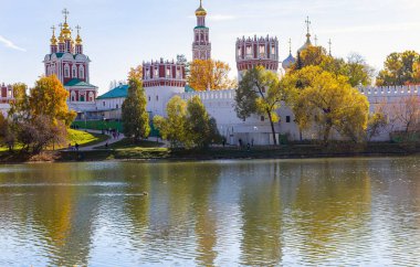 Güneşli bir sonbahar gününde Novodevichy manastırı (Bogoroditse-Smolensky manastırı) ve büyük Novodevichy göleti manzarası. Moskova, Rusya. UNESCO dünya mirası sahası