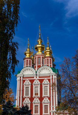 Novodevichy manastırı (Bogoroditse-Smolensky manastırı) güneşli bir sonbahar gününde. Kurtarıcının Dönüşümü Kilisesi. Moskova, Rusya. UNESCO dünya mirası sahası 