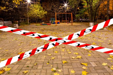 Moskova, Rusya 'da Coronavirus. Bir sonbahar gecesinde boş bir oyun parkı yerleşim alanlarından birinde. Covid-19 işareti. COVID salgını ve seyahat kavramı