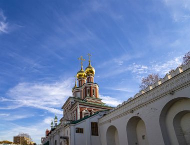 Novodevichy manastırı (Bogoroditse-Smolensky manastırı) güneşli bir sonbahar gününde. Moskova, Rusya. UNESCO dünya mirası sahası