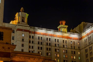 Sparrow Hills 'teki Lomonosov Moskova Devlet Üniversitesi' nin ana binası (sonbahar akşamı). Rusya 'nın en üst düzey eğitim kurumudur. Rusya  