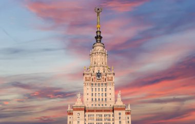 Sparrow Hills 'teki Lomonosov Moskova Devlet Üniversitesi' nin ana binası (gökyüzünün arka planı bulutlu). Rusya 'nın en üst düzey eğitim kurumudur. Rusya