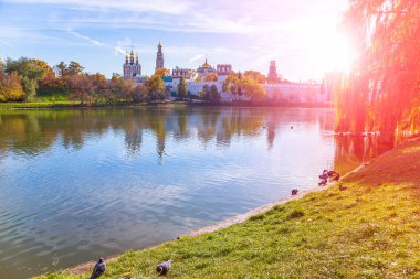 Güneşli bir sonbahar gününde Novodevichy manastırı (Bogoroditse-Smolensky manastırı) ve büyük Novodevichy göleti manzarası. Moskova, Rusya. UNESCO dünya mirası sahası