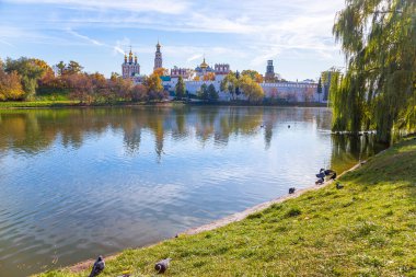Güneşli bir sonbahar gününde Novodevichy manastırı (Bogoroditse-Smolensky manastırı) ve büyük Novodevichy göleti manzarası. Moskova, Rusya. UNESCO dünya mirası sahası