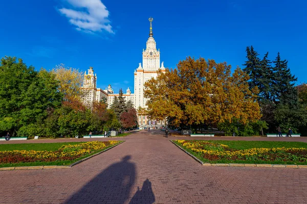 モスクワ ロシア 2021年10月6日 スパローヒルズ 秋の晴れた日 にロンゴノソフモスクワ州立大学の本館 最高位のロシア教育機関である — ストック写真