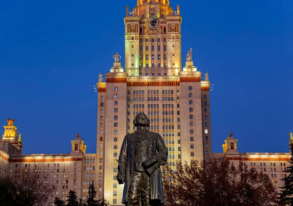 Utsikt Över Monumentet Mikhail Vasiljevitj Lomonosov Höstkväll Från Sidan Huvudbyggnaden — Stockfoto