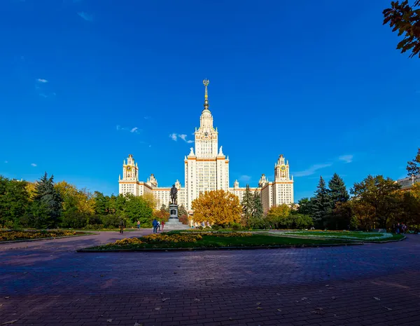 モスクワ ロシア 2021年10月6日 スパローヒルズ 秋の晴れた日 にロンゴノソフモスクワ州立大学の本館 最高位のロシア教育機関である — ストック写真