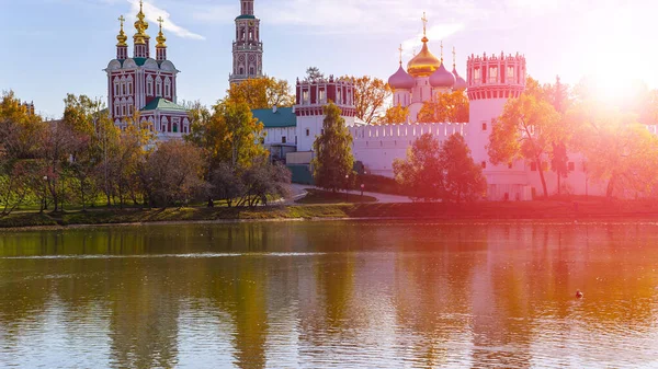Güneşli bir sonbahar gününde Novodevichy manastırı (Bogoroditse-Smolensky manastırı) ve büyük Novodevichy göleti manzarası. Moskova, Rusya. UNESCO dünya mirası sahası