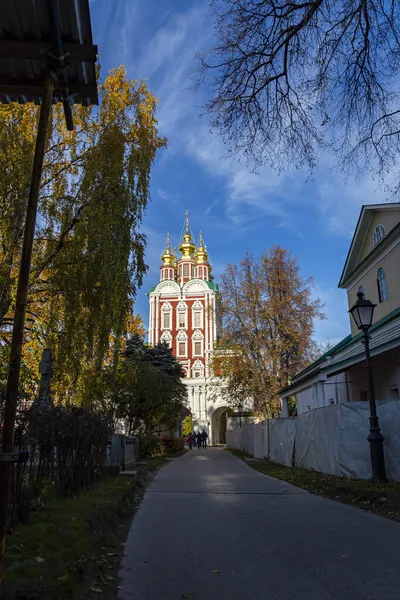 在一个阳光灿烂的秋日 Novodevichy修道院 Bogoroditse Smolensky修道院 救主的变形之门教会 莫斯科 俄罗斯 教科文组织世界遗产场址 — 图库照片