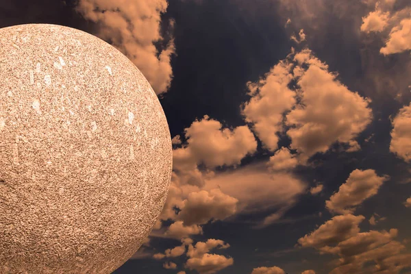 Μεγάλη Μπάλα Γρανίτη Στο Φόντο Του Ουρανού Σύννεφα — Φωτογραφία Αρχείου
