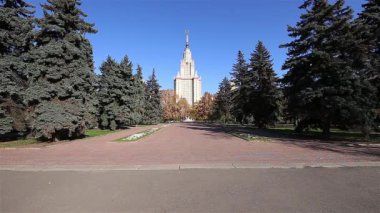 MOSCOW, RUSSIA - 28 Ağustos 2021: Sparrow Hills 'teki Lomonosov Moskova Devlet Üniversitesi' nin (yaz günü) ana binası. Rusya 'nın en üst düzey eğitim kurumudur. Rusya 