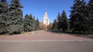 MOSCOW, RUSSIA - 28 Ağustos 2021: Sparrow Hills 'teki Lomonosov Moskova Devlet Üniversitesi' nin (yaz günü) ana binası. Rusya 'nın en üst düzey eğitim kurumudur. Rusya 