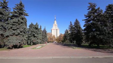 MOSCOW, RUSSIA - 28 Ağustos 2021: Sparrow Hills 'teki Lomonosov Moskova Devlet Üniversitesi' nin (yaz günü) ana binası. Rusya 'nın en üst düzey eğitim kurumudur. Rusya 