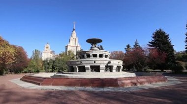 Sparrow Hills 'teki Lomonosov Moskova Devlet Üniversitesi' nde (MSU) çeşme. Rusya 'nın en üst düzey eğitim kurumudur. Rusya 