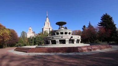 Sparrow Hills 'teki Lomonosov Moskova Devlet Üniversitesi' nde (MSU) çeşme. Rusya 'nın en üst düzey eğitim kurumudur. Rusya 