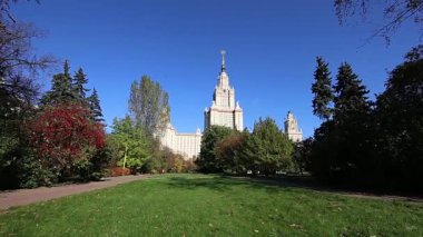 Sparrow Hills 'teki Lomonosov Moskova Devlet Üniversitesi' nin ana binası (sonbahar güneşli günü). Rusya 'nın en üst düzey eğitim kurumudur. Rusya 