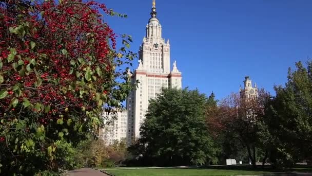 Główny Budynek Uniwersytetu Stanowego Łomonosowa Wzgórzach Wróbla Jesienny Słoneczny Dzień — Wideo stockowe