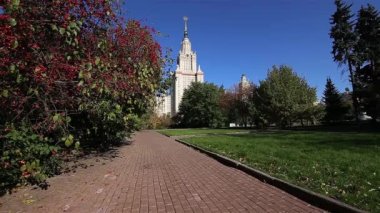 MOSCOW, RUSSIA - 28 Ağustos 2021: Sparrow Hills 'teki Lomonosov Moskova Devlet Üniversitesi' nin (yaz günü) ana binası. Rusya 'nın en üst düzey eğitim kurumudur. Rusya 