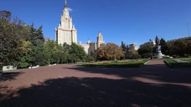 MOSCOW, RUSSIA - 28 Ağustos 2021: Sparrow Hills 'teki Lomonosov Moskova Devlet Üniversitesi' nin (yaz günü) ana binası. Rusya 'nın en üst düzey eğitim kurumudur. Rusya 