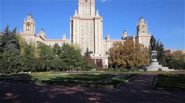 MOSCOW, RUSSIA - 28 Ağustos 2021: Sparrow Hills 'teki Lomonosov Moskova Devlet Üniversitesi' nin (yaz günü) ana binası. Rusya 'nın en üst düzey eğitim kurumudur. Rusya 