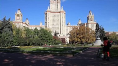 MOSCOW, RUSSIA - 28 Ağustos 2021: Sparrow Hills 'teki Lomonosov Moskova Devlet Üniversitesi' nin (yaz günü) ana binası. Rusya 'nın en üst düzey eğitim kurumudur. Rusya 