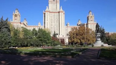 MOSCOW, RUSSIA - 28 Ağustos 2021: Sparrow Hills 'teki Lomonosov Moskova Devlet Üniversitesi' nin (yaz günü) ana binası. Rusya 'nın en üst düzey eğitim kurumudur. Rusya 