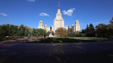 MOSCOW, RUSSIA - 28 Ağustos 2021: Sparrow Hills 'teki Lomonosov Moskova Devlet Üniversitesi' nin (yaz günü) ana binası. Rusya 'nın en üst düzey eğitim kurumudur. Rusya 
