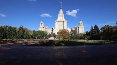 MOSCOW, RUSSIA - 28 Ağustos 2021: Sparrow Hills 'teki Lomonosov Moskova Devlet Üniversitesi' nin (yaz günü) ana binası. Rusya 'nın en üst düzey eğitim kurumudur. Rusya 
