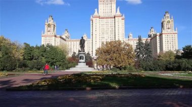 MOSCOW, RUSSIA - 28 Ağustos 2021: Sparrow Hills 'teki Lomonosov Moskova Devlet Üniversitesi' nin (yaz günü) ana binası. Rusya 'nın en üst düzey eğitim kurumudur. Rusya 