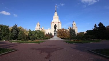 MOSCOW, RUSSIA - 28 Ağustos 2021: Sparrow Hills 'teki Lomonosov Moskova Devlet Üniversitesi' nin (yaz günü) ana binası. Rusya 'nın en üst düzey eğitim kurumudur. Rusya 