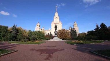 MOSCOW, RUSSIA - 28 Ağustos 2021: Sparrow Hills 'teki Lomonosov Moskova Devlet Üniversitesi' nin (yaz günü) ana binası. Rusya 'nın en üst düzey eğitim kurumudur. Rusya 