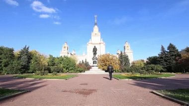 MOSCOW, RUSSIA - 28 Ağustos 2021: Sparrow Hills 'teki Lomonosov Moskova Devlet Üniversitesi' nin (yaz günü) ana binası. Rusya 'nın en üst düzey eğitim kurumudur. Rusya 