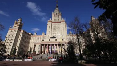 MOSCOW, RUSSIA - 28 Ağustos 2021: Sparrow Hills 'teki Lomonosov Moskova Devlet Üniversitesi' nin (yaz günü) ana binası. Rusya 'nın en üst düzey eğitim kurumudur. Rusya 