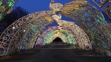 Vernadskogo Prospekt 'teki Büyük Moskova Sirki' nin yakınındaki Moskova 'da Noel (yeni yıl) dekorasyonu.