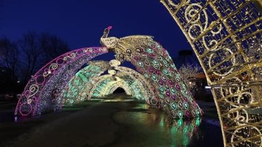Vernadskogo Prospekt 'teki Büyük Moskova Sirki' nin yakınındaki Moskova 'da Noel (yeni yıl) dekorasyonu.