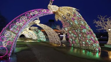 Vernadskogo Prospekt 'teki Büyük Moskova Sirki' nin yakınındaki Moskova 'da Noel (yeni yıl) dekorasyonu.