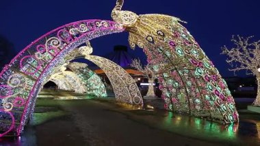 Vernadskogo Prospekt 'teki Büyük Moskova Sirki' nin yakınındaki Moskova 'da Noel (yeni yıl) dekorasyonu.