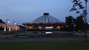 Vernadskogo Prospekt 'teki Moskova Devlet Sirki' ne bakın, gece, Rusya 
