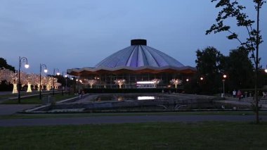 Vernadskogo Prospekt 'teki Moskova Devlet Sirki' ne bakın, gece, Rusya 