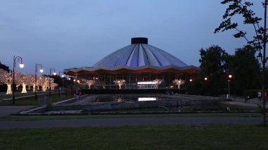 Vernadskogo Prospekt 'teki Moskova Devlet Sirki' ne bakın, gece, Rusya 