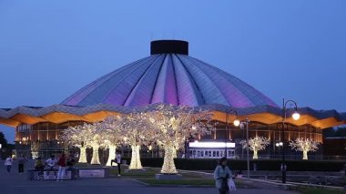 Vernadskogo Prospekt 'teki Moskova Devlet Sirki' ne bakın, gece, Rusya 