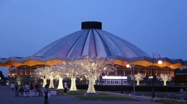 Vernadskogo Prospekt 'teki Moskova Devlet Sirki' ne bakın, gece, Rusya 